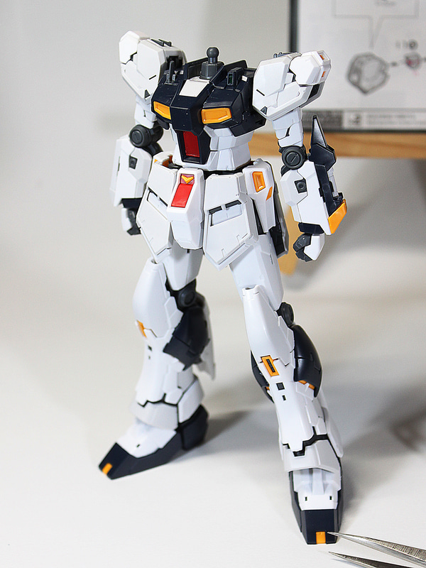 腕部も取り付け終了。あとは頭を組み立てて……