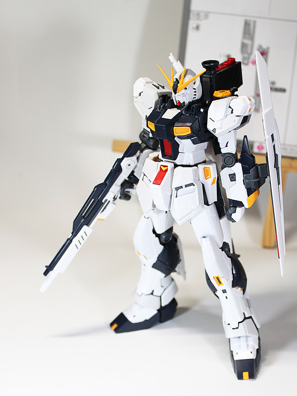 ビーム・ライフル、ニュー・ハイパー・バズーカ、シールドも組み終わり、完成！　と行きたいところですが、νガンダムのシンボルである、アレがまだです