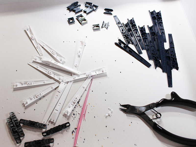 そう、フィン・ファンネルですね。ひとつひとつ完成させていくよりも、パーツ数がそれほど多くない（各パーツの見分けが付きやすい）点を鑑みて、予めすべてのパーツを切りとってしまい、流れ作業をすると楽です