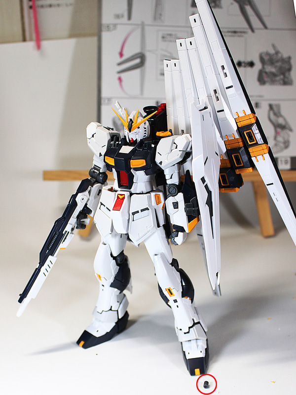 ついに完成しました！　赤丸はシールド先端のパーツ。他のνガンダムのキットでもよく付け忘れまして、自分的にはνガンダムあるあるです