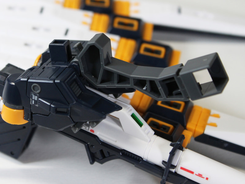 実は、RG 1/144 νガンダムには、アクションベース接続用のパーツが同梱されています。νガンダムはフィン・ファンネルを背負っているという形状のため、素で立たせようとするとどうしても重心が後ろにかかりますから、安定して飾りたい場合は、アクションベースの使用がおすすめです