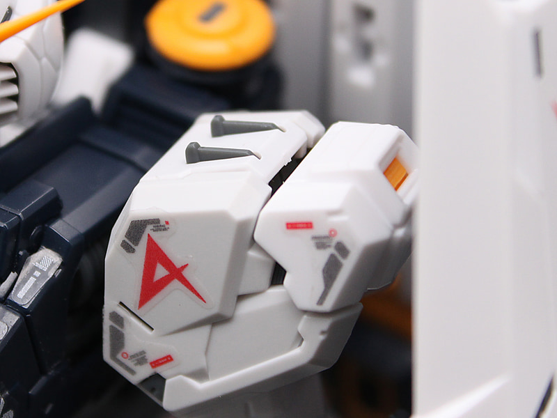 肩アーマー。グレーのパーツが白いパーツの隙間から突き出ています。組んでいる最中に感動する部分です。