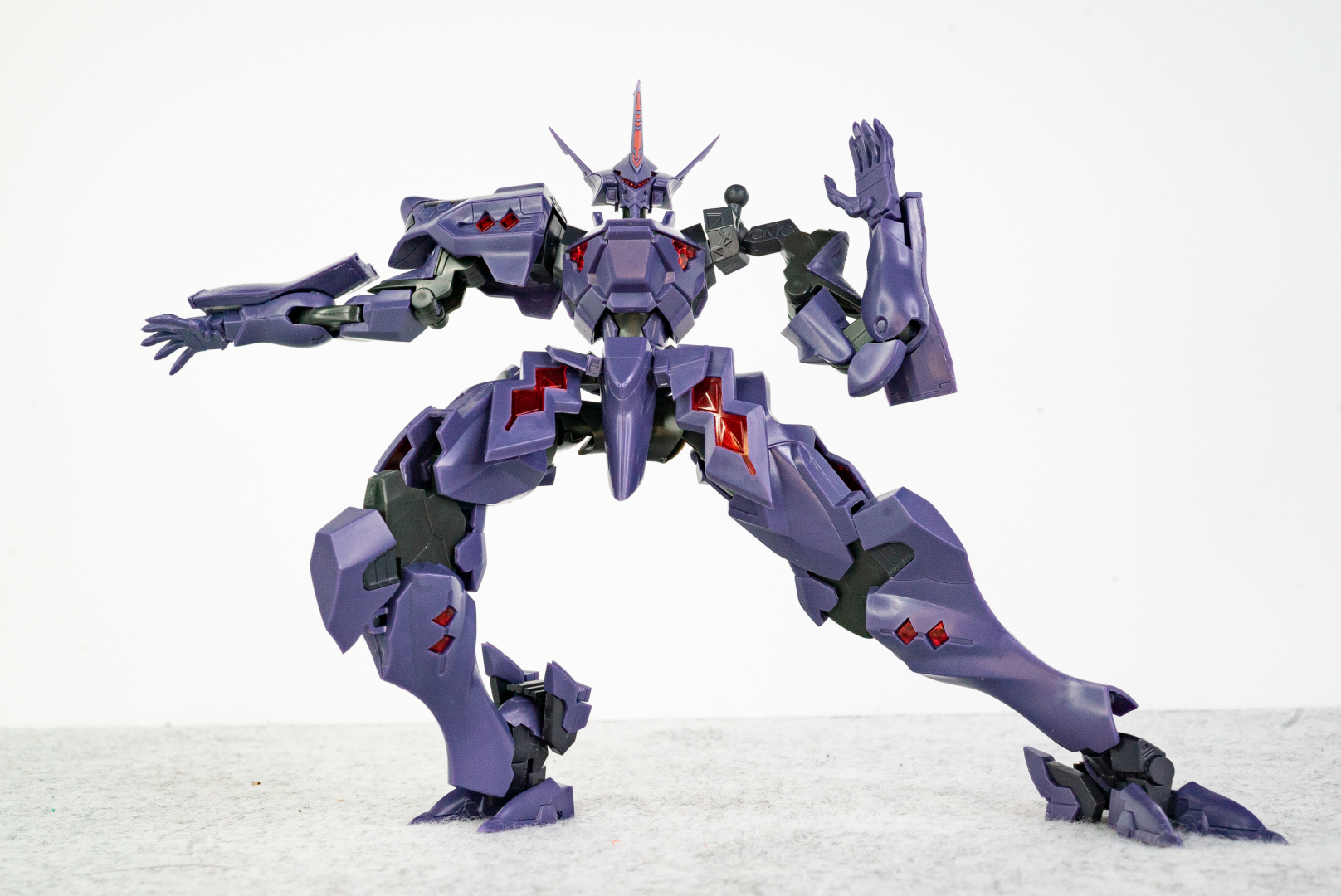 せっかくなので可動域を確かめる。このポーズはなんやねん！……的な感じだが、これくらい動く