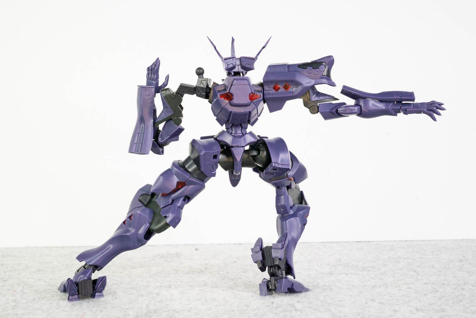 裏側から見るとこんな感じ。膝はそこまで曲がらないが、肩から腕部にかけての可動域はすさまじい。肩アーマーを外すとわかるように肩は根元から大きく外側に逃がすことができるので、戦術機らしいポージングに生きてくる。肘も二重関節でしっかり曲がる