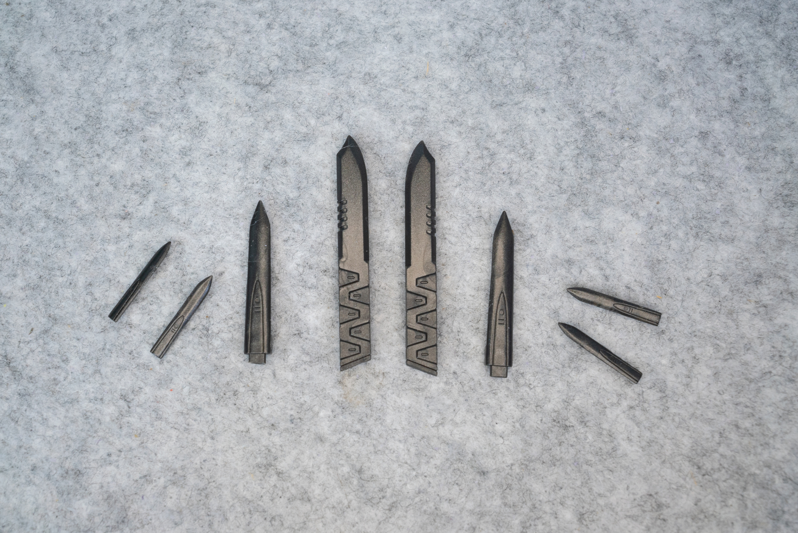 65式近接戦闘短刀を含む近接武器。米軍機などにはない設計思想