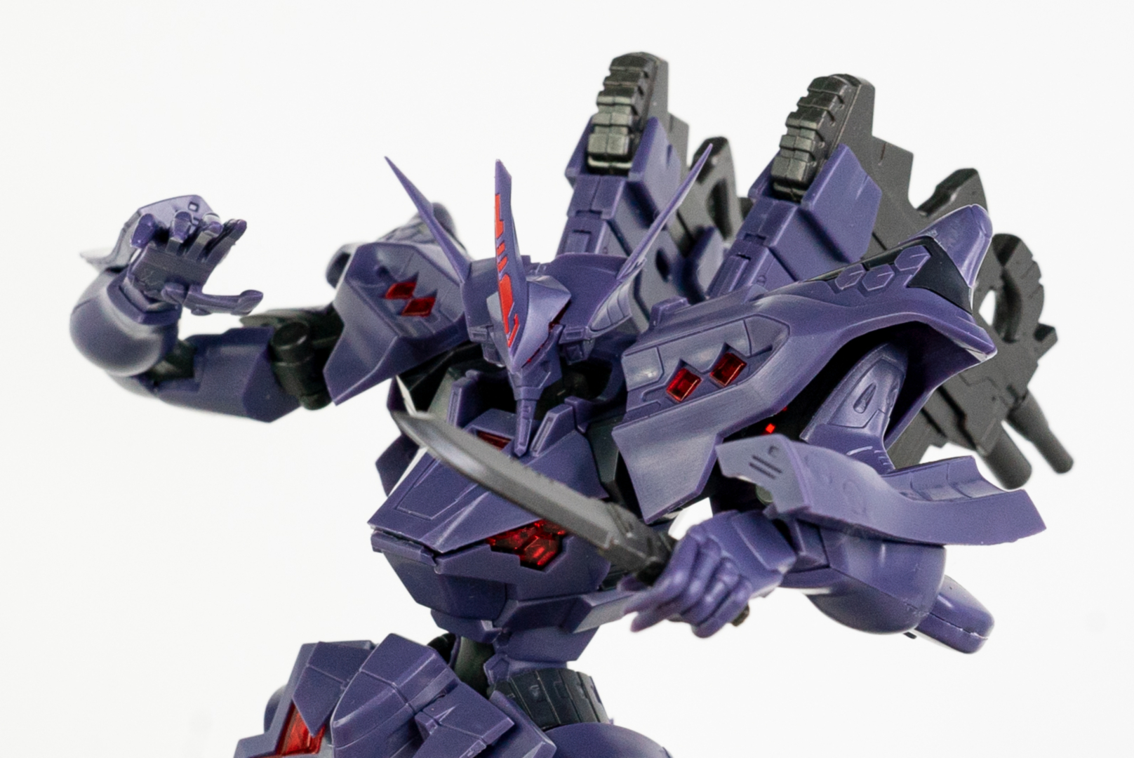 差し替え式でナイフシースの展開状態も再現