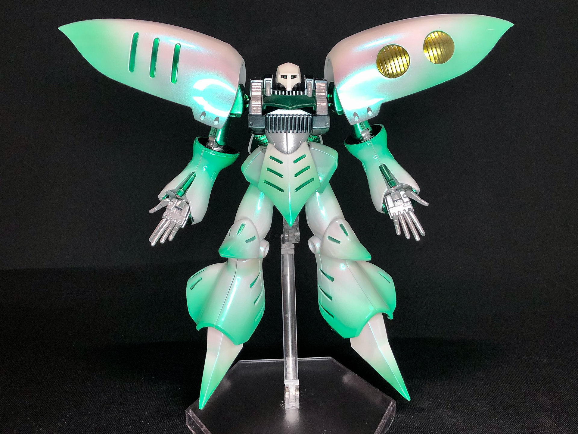 スタンドで浮遊状態を再現してみました。キュベレイの神秘的な魅力がよく表現できていると思います。