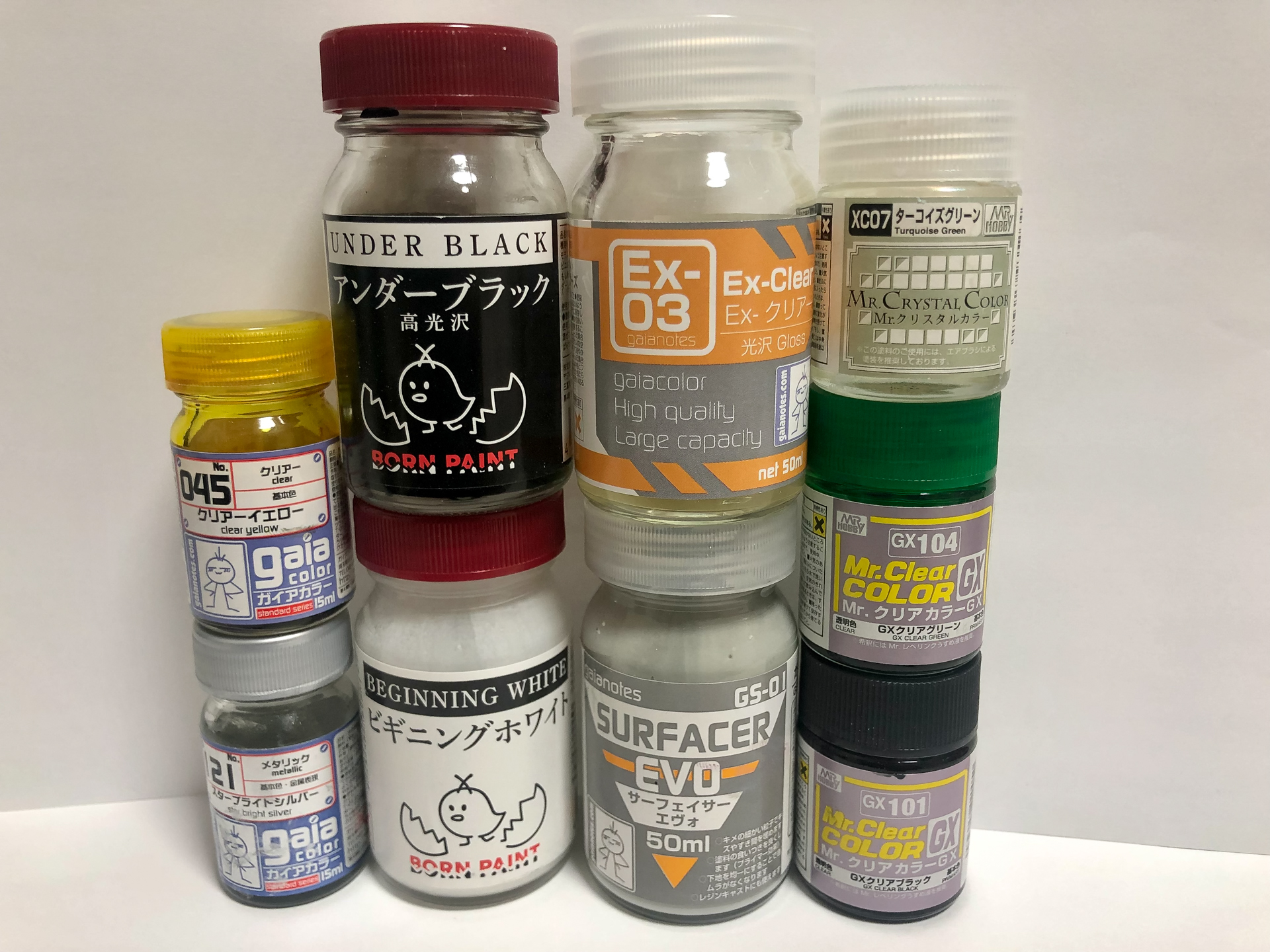 今回使用する塗料です。白色パーツは白下地にパールコートを行い、クリアグリーンでグラデーションを入れました。その他のパーツついては黒下地からシルバーで塗装し、関節色はそのままで、その他は各色でキャンディ塗装としています。