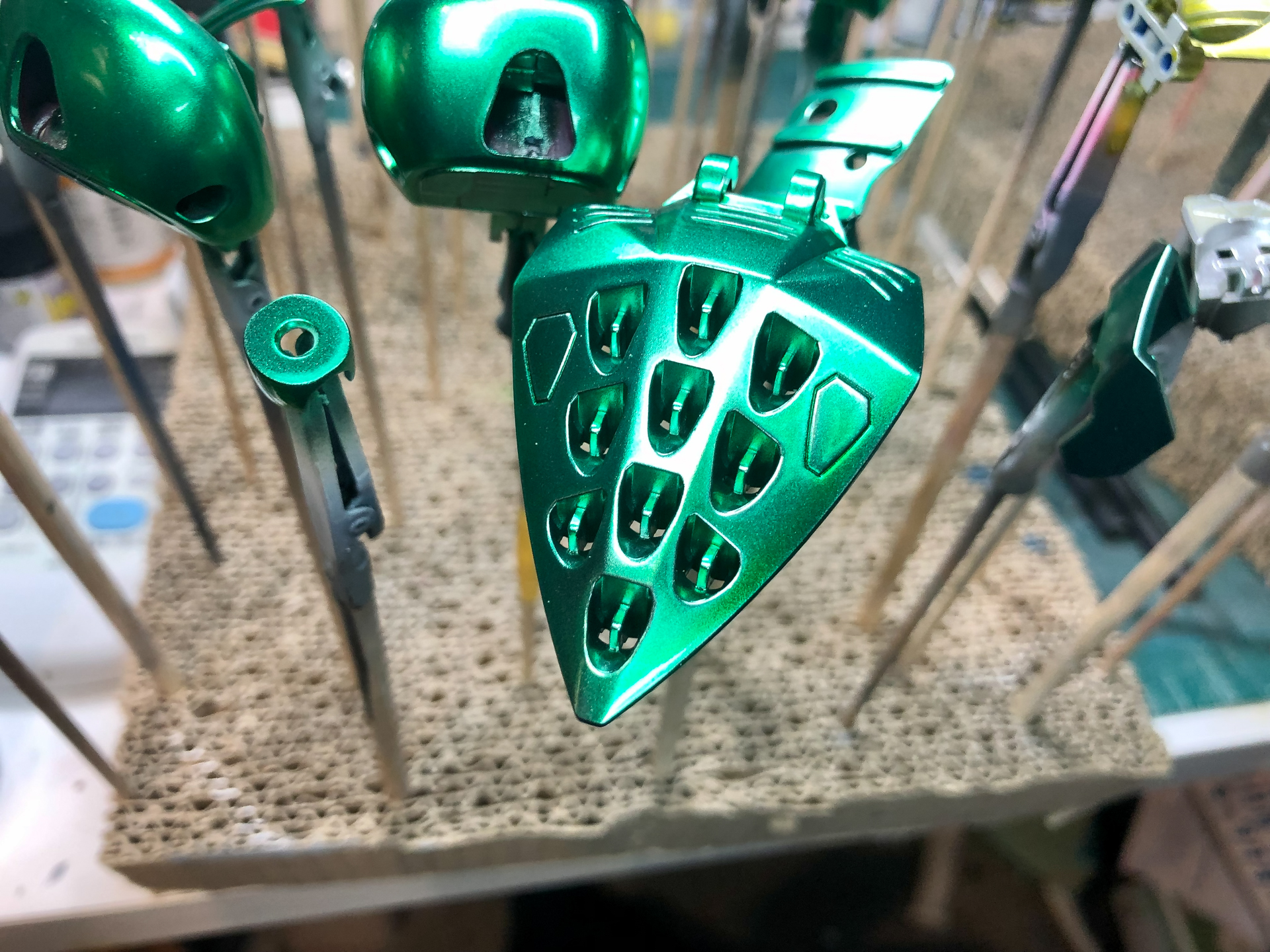 ピンク色の成型色となっていたパーツはクレオスの「GXクリアグリーン」にてキャンディ塗装を行ないました。鮮やかなグリーンがとてもきれいに仕上がりました。