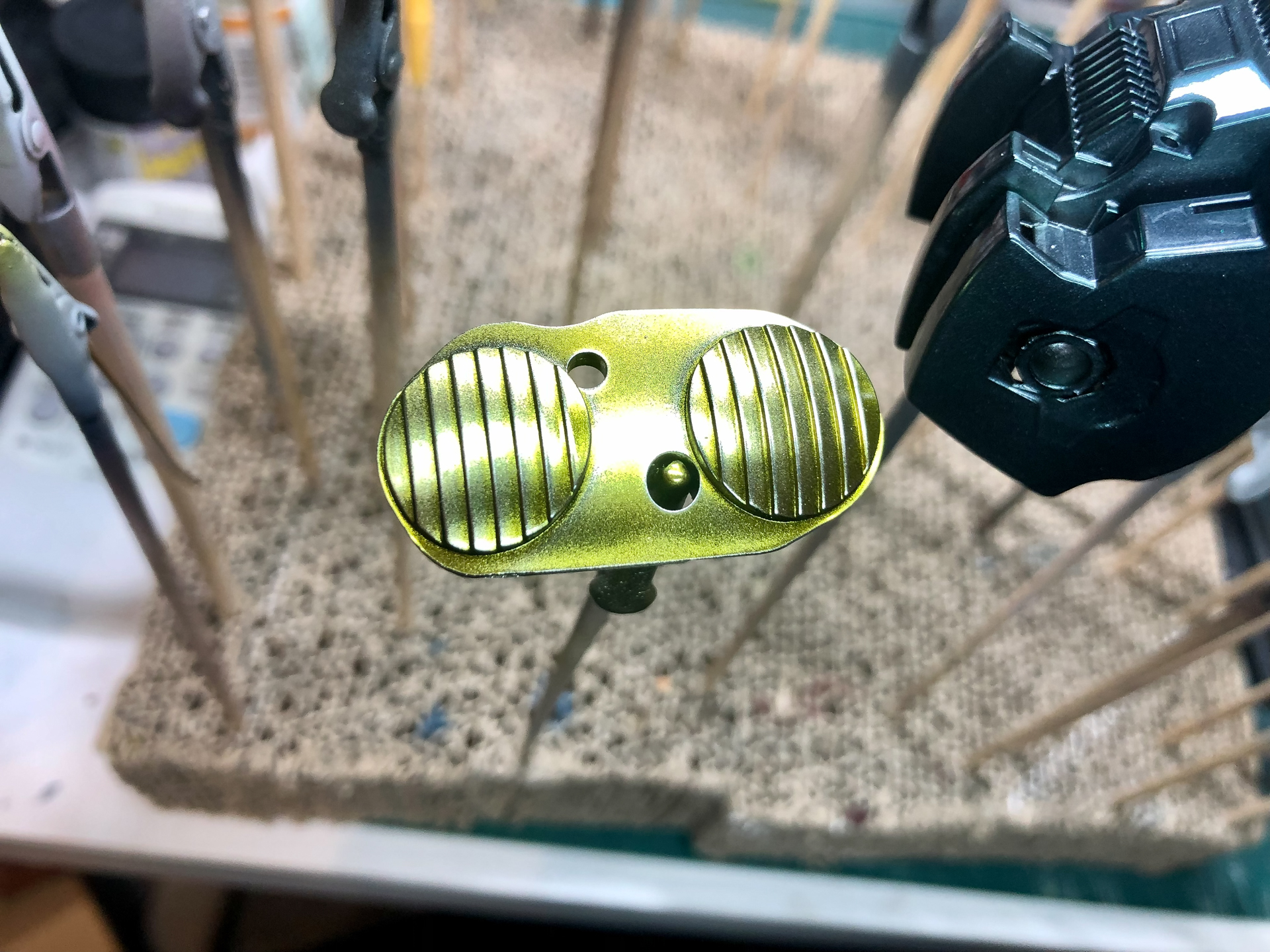 ブルーの成型色となっていたパーツはガイアカラーの「クリアーイエロー」にてキャンディ塗装を行ないました。黄色みの強いゴールドに仕上がっています。