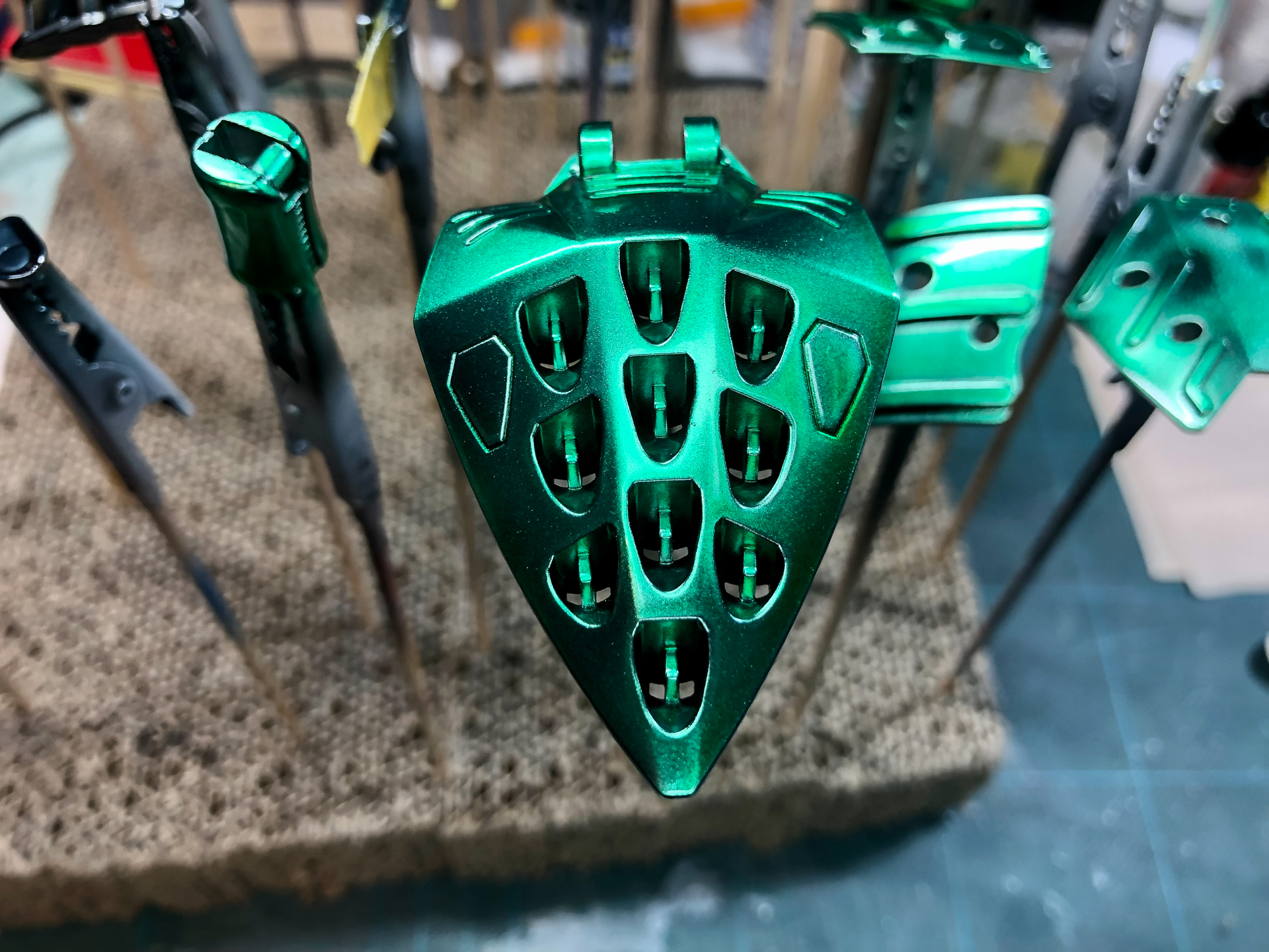 クリアカラーを塗装したパーツはトップコートとしてガイアカラーの「EXクリアー」を塗装しています。これにより、塗膜の保護とより表面を滑らかにしています。