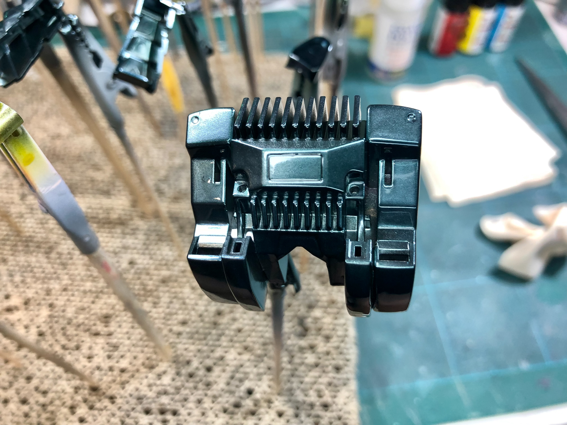 クリアカラーを塗装したパーツはトップコートとしてガイアカラーの「EXクリアー」を塗装しています。これにより、塗膜の保護とより表面を滑らかにしています。