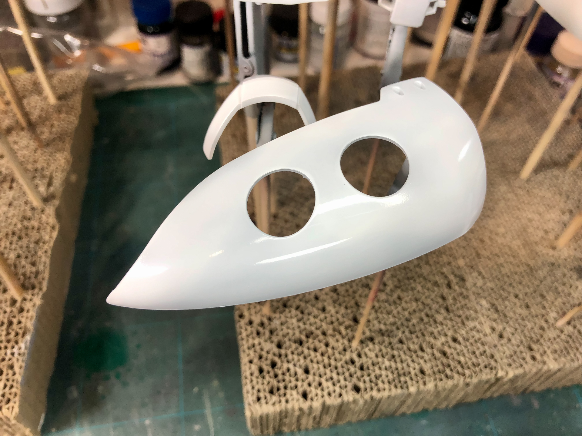 最初に BORN PAINTの「ビギニングホワイト」にて下地塗装をしていきます。「アンダーブラック」と同様に高い平坦度があります。