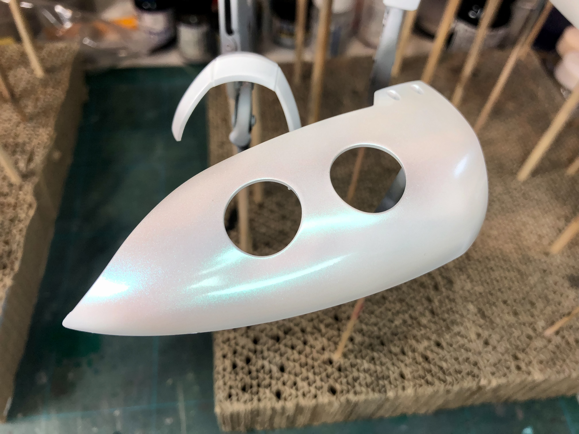 次にクレオスの「Mr.クリスタルカラー ターコイズグリーン」にてパールコートしていきます。見る角度によって色味の違う輝きになりました。