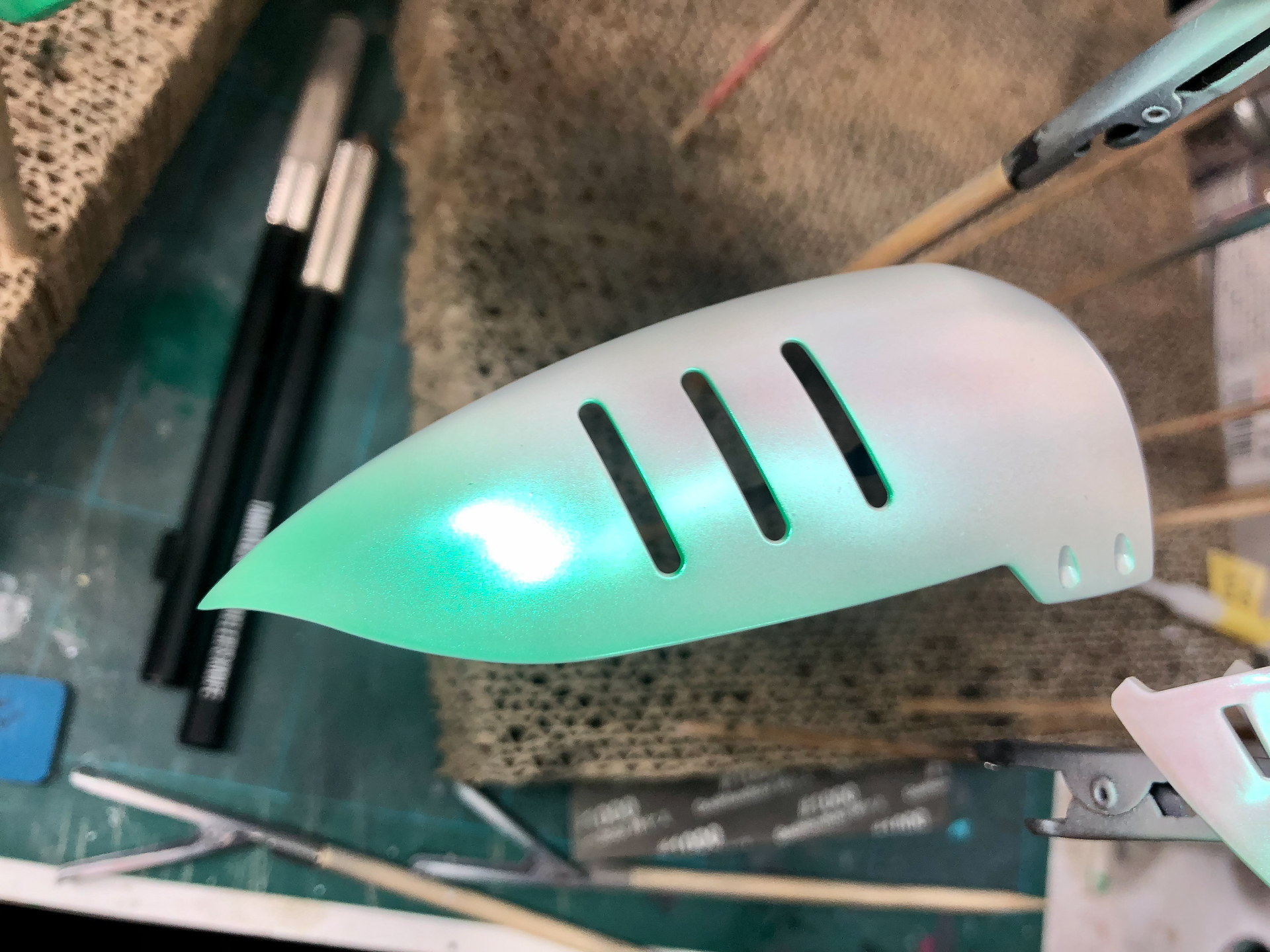 グラデーションを吹き終わりました。淡いグリーンがいい感じに仕上がりました。