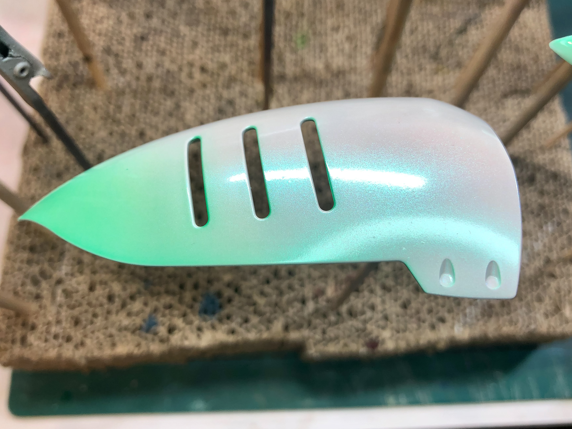 グラデーション色が塗装できたら、キャンディ塗装と同様にトップコートとしてガイアカラーの「EXクリアー」を塗装しています。