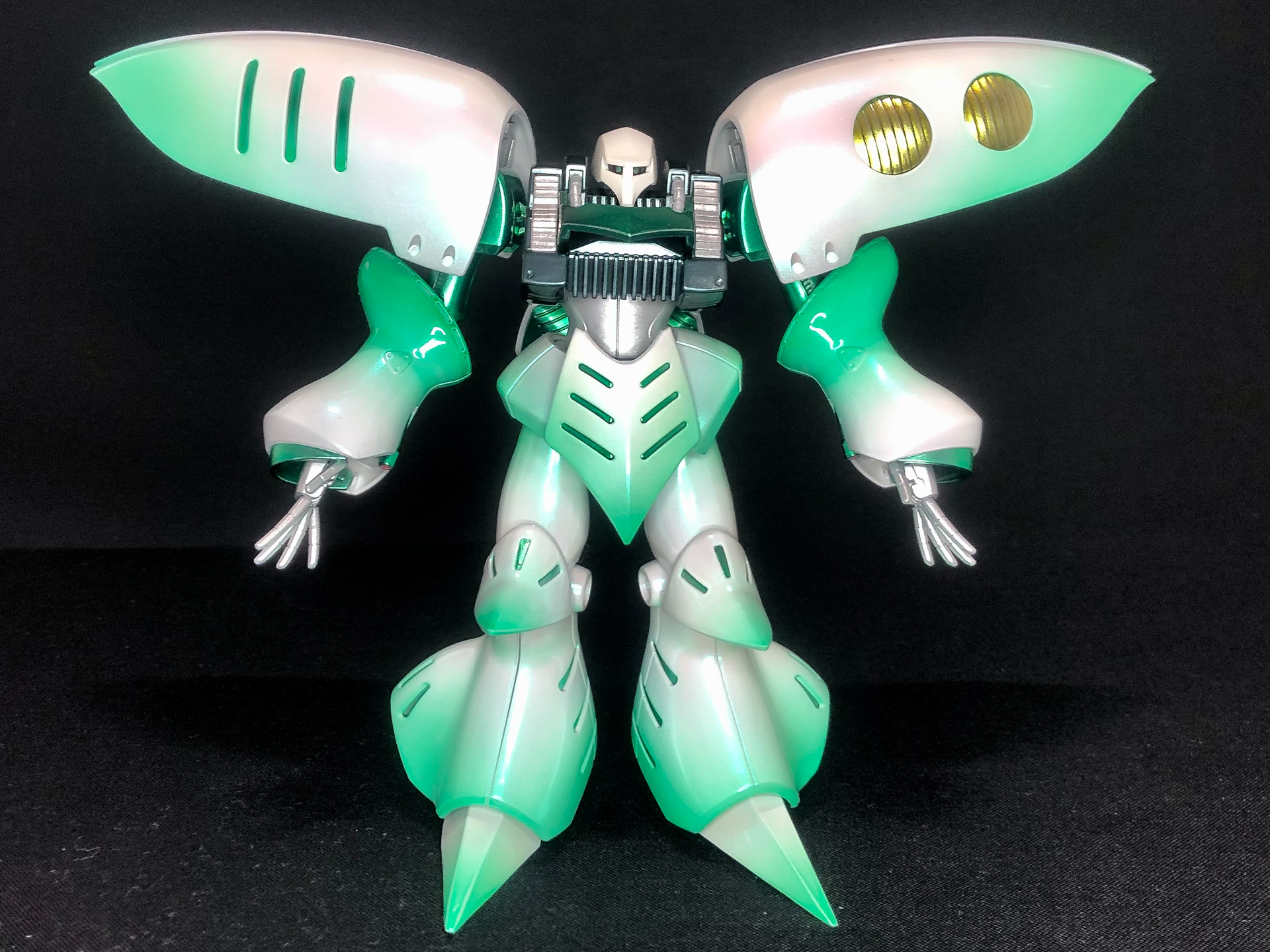 成型色のピンク色とは雰囲気ががらりと変わっています。成型色位の段階で外装のホワイト部分は光沢仕上げとなっていましたが作例の塗装後研磨することでより輝きが増していることが分かります。また、ジオン系の機体ということもあり、グリーンを基調としたカラーもばっちり似合っています。