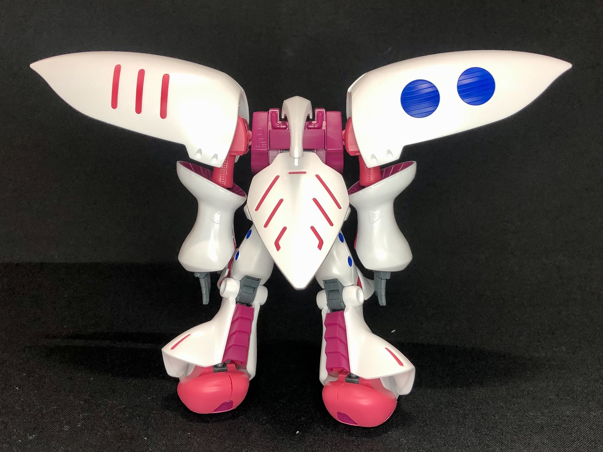 成型色のピンク色とは雰囲気ががらりと変わっています。成型色位の段階で外装のホワイト部分は光沢仕上げとなっていましたが作例の塗装後研磨することでより輝きが増していることが分かります。また、ジオン系の機体ということもあり、グリーンを基調としたカラーもばっちり似合っています。