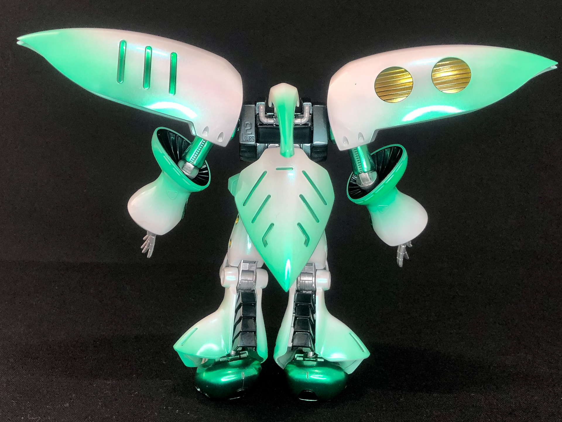 成型色のピンク色とは雰囲気ががらりと変わっています。成型色位の段階で外装のホワイト部分は光沢仕上げとなっていましたが作例の塗装後研磨することでより輝きが増していることが分かります。また、ジオン系の機体ということもあり、グリーンを基調としたカラーもばっちり似合っています。