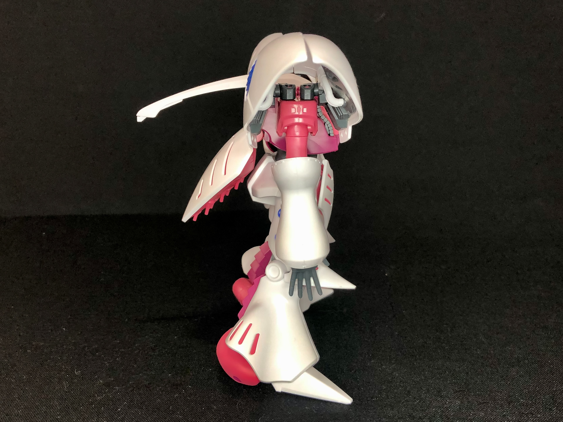 成型色のピンク色とは雰囲気ががらりと変わっています。成型色位の段階で外装のホワイト部分は光沢仕上げとなっていましたが作例の塗装後研磨することでより輝きが増していることが分かります。また、ジオン系の機体ということもあり、グリーンを基調としたカラーもばっちり似合っています。