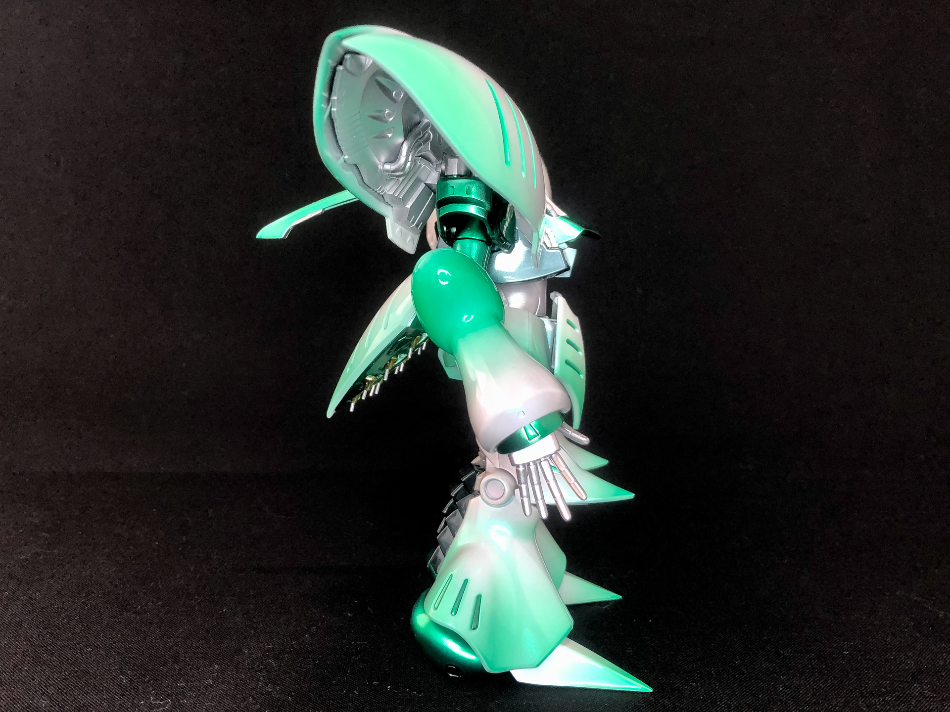 成型色のピンク色とは雰囲気ががらりと変わっています。成型色位の段階で外装のホワイト部分は光沢仕上げとなっていましたが作例の塗装後研磨することでより輝きが増していることが分かります。また、ジオン系の機体ということもあり、グリーンを基調としたカラーもばっちり似合っています。