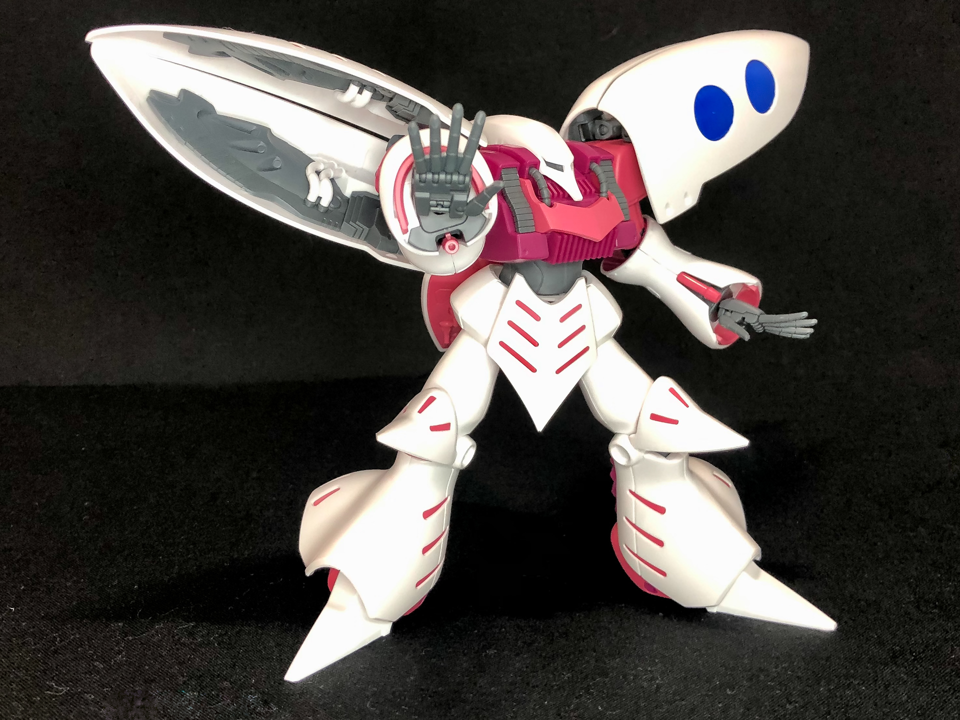 ビームガンを構えたポージングにしてみました。仮組状態と比較してちらりと見える内部フレーム色をシルバーにしたことでより神秘的に見えるよう仕上げています。