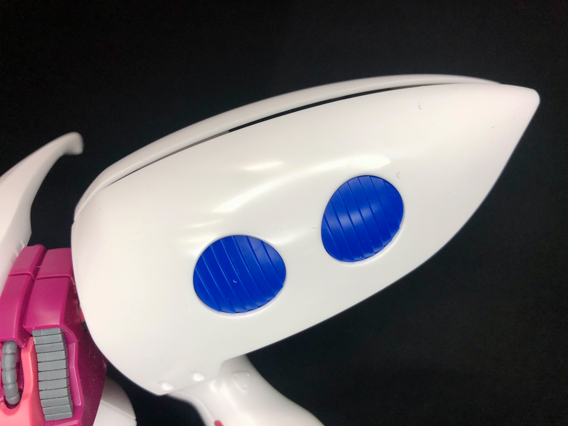 肩部スラスターのアップ。デフォルトカラーも良いですがグリーンとイエローの組み合わせがクィン・マンサを想像させ、これも良いのではないでしょうか。