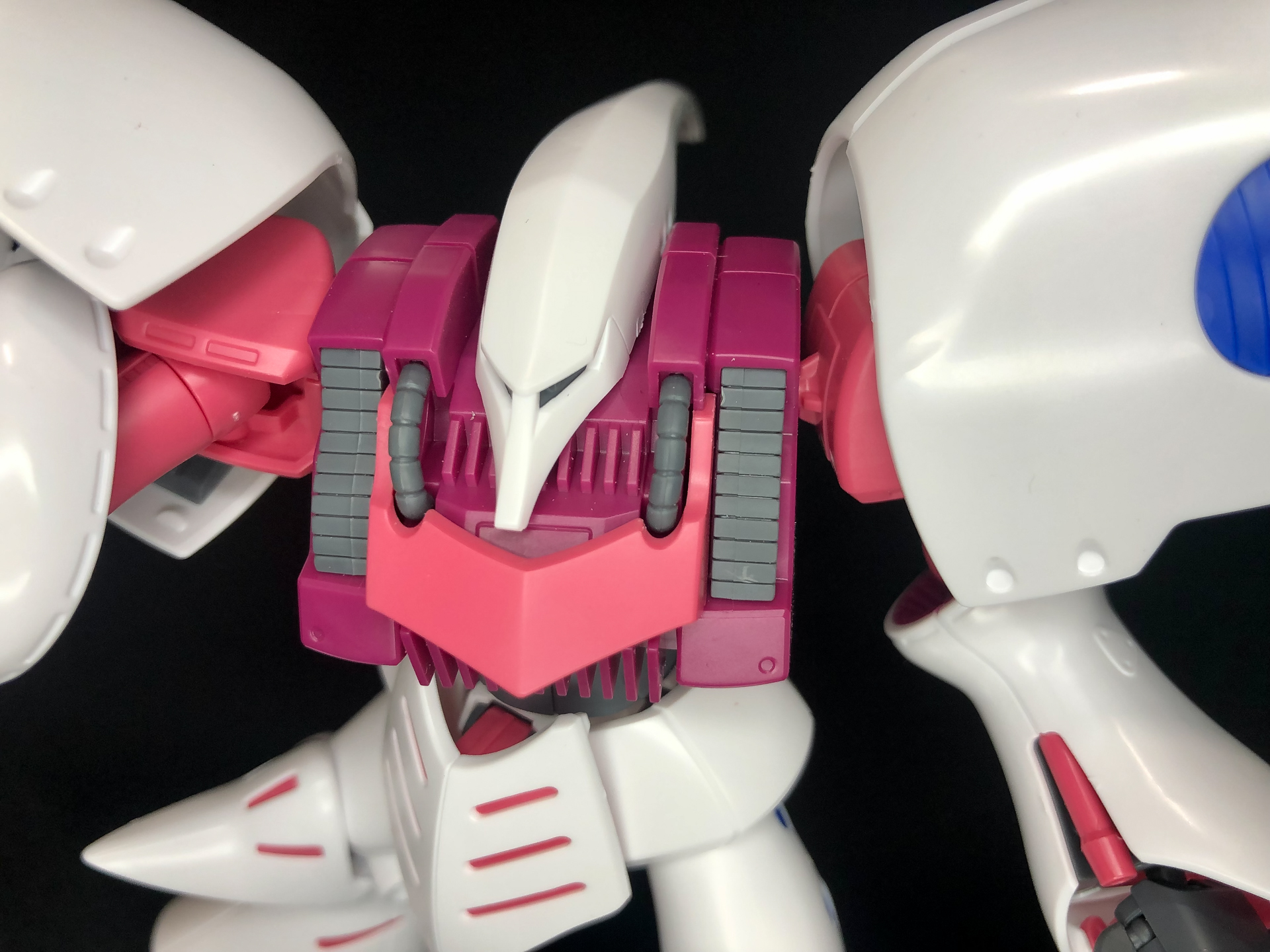 胸部のアップ。光沢仕上げの外装パーツとフレーム色の対比がかっこよさを引き立てています。