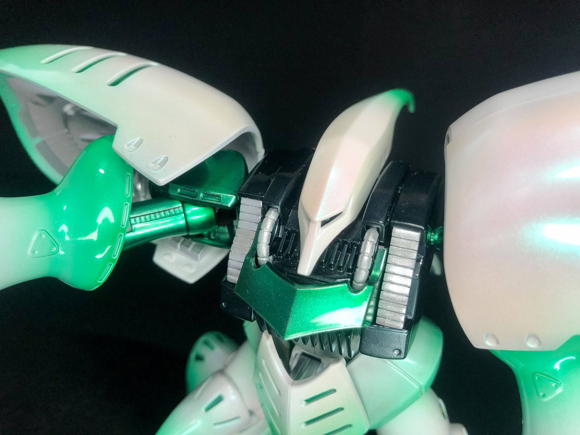 胸部のアップ。光沢仕上げの外装パーツとフレーム色の対比がかっこよさを引き立てています。