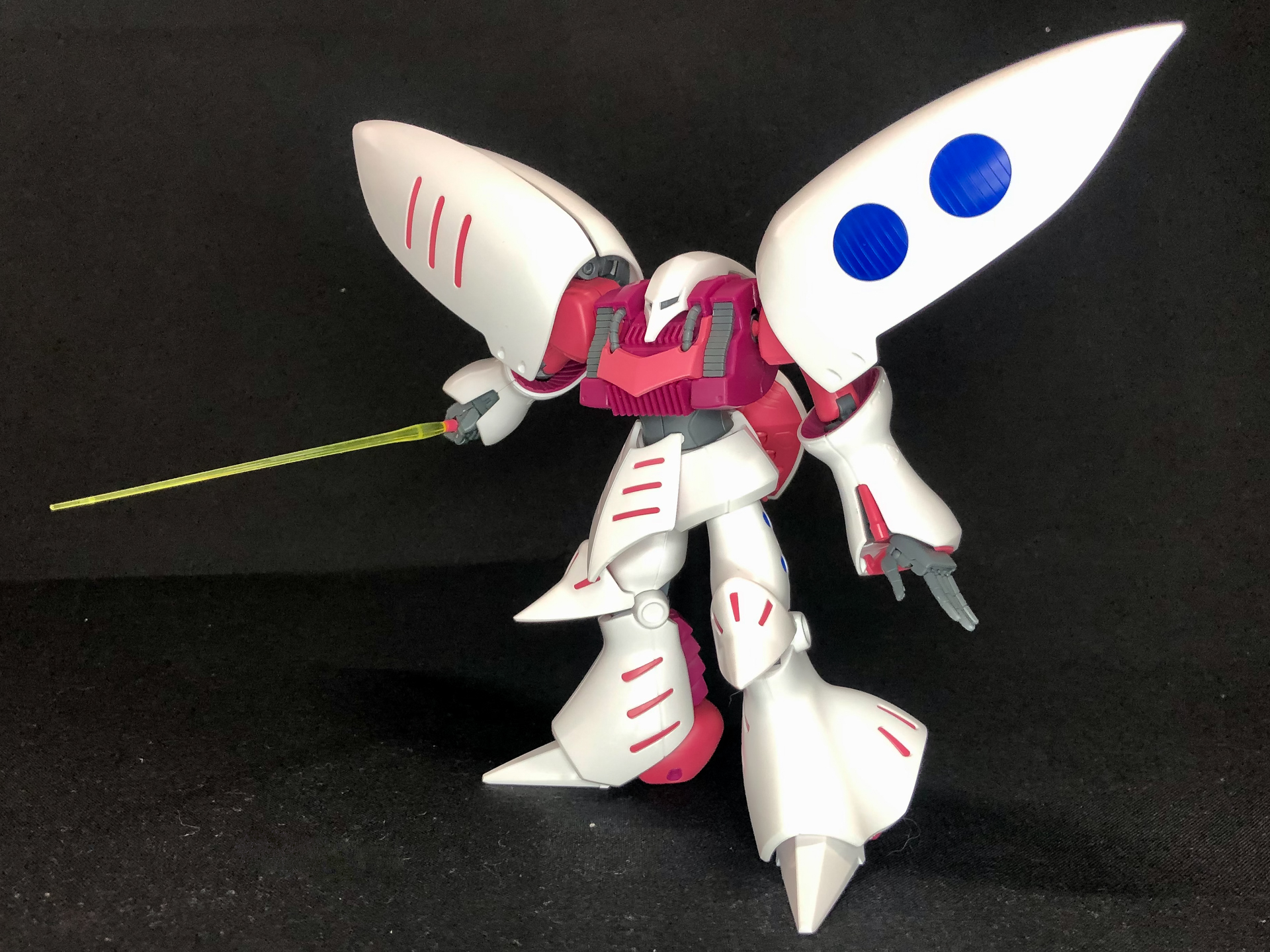 ビームサーベルを構えてみます。キュベレイのスタイルから剣を構えるというよりは、レイピアを構えるイメージでポージングしてみました。