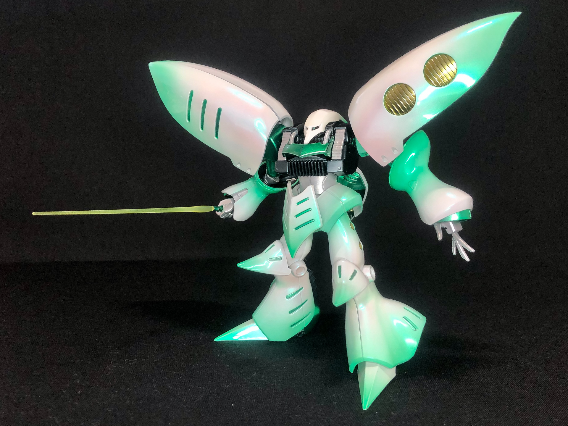 ビームサーベルを構えてみます。キュベレイのスタイルから剣を構えるというよりは、レイピアを構えるイメージでポージングしてみました。