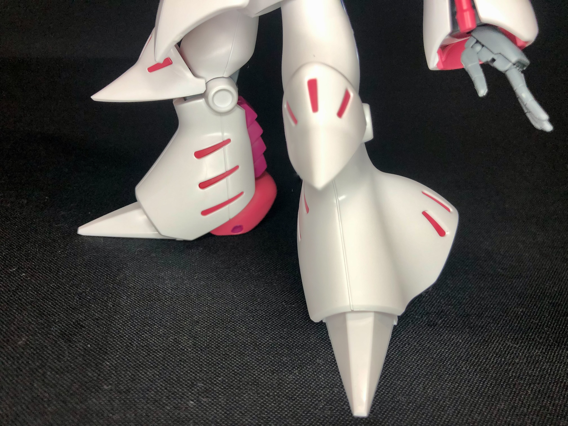 脚部のアップ。グラデーション塗装を行なうことで情報量を増加させ、モールドのないパーツでも十分に映えます。