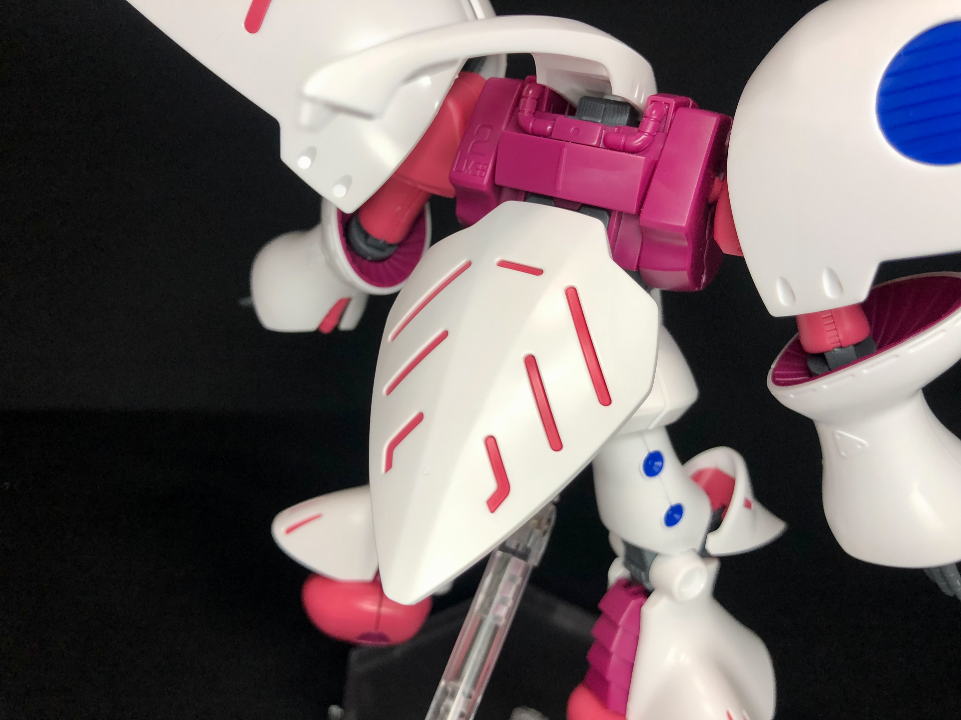 背部ファンネルバインダーをアップしてみました。スリット部のピンク色をメタリックカラーに変更することで内部から光っている印象になっています。