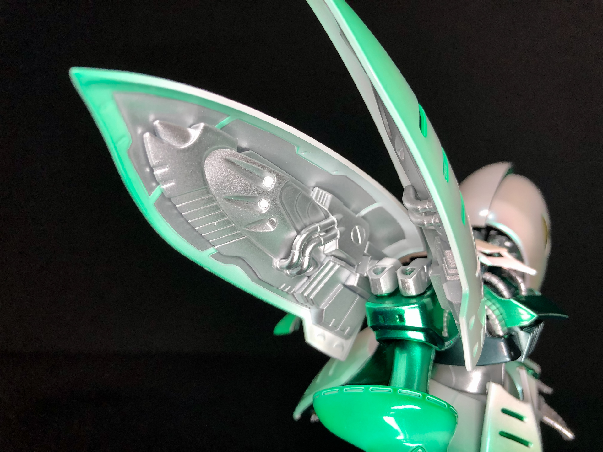 肩部バインダーの内部はフレーム部分をガイアカラーの「スターブライトシルバー」に外装部分は凹部をガイアカラーの「スターブライトシルバー」、凸部は外装色と同じくクレオスの「Mr.クリスタルカラー ターコイズグリーン」にてパールコートし、グラデーションをクレオスの「GXクリアグリーン」にて入れています。