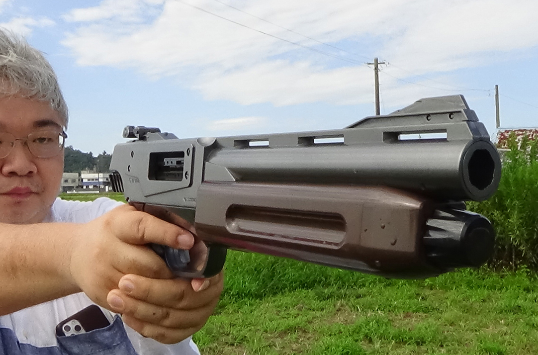 やはりこの構えた感じが楽しくてたまらない。劇中の世界観に浸れるアイテムだ