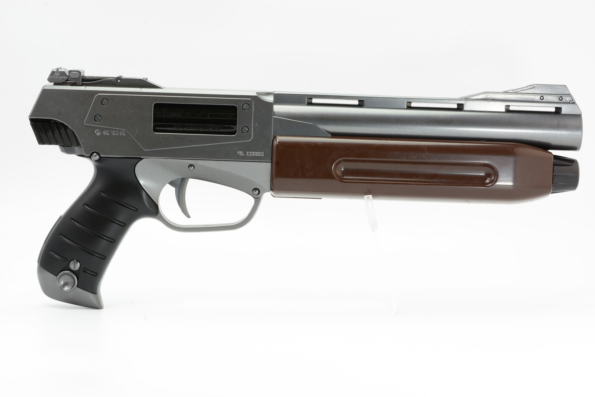 銃身下部の弾倉がポンプアクション式ショットガンを小型化したような雰囲気をもたらす