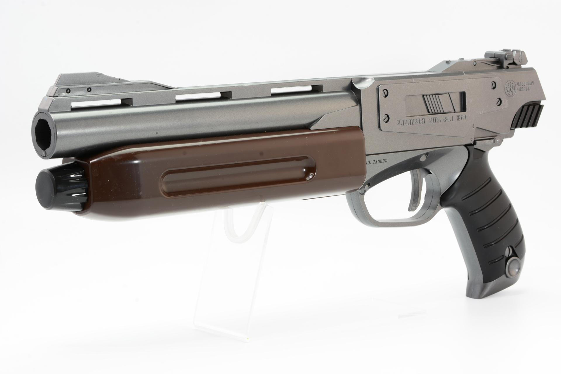 銃身下部の弾倉がポンプアクション式ショットガンを小型化したような雰囲気をもたらす