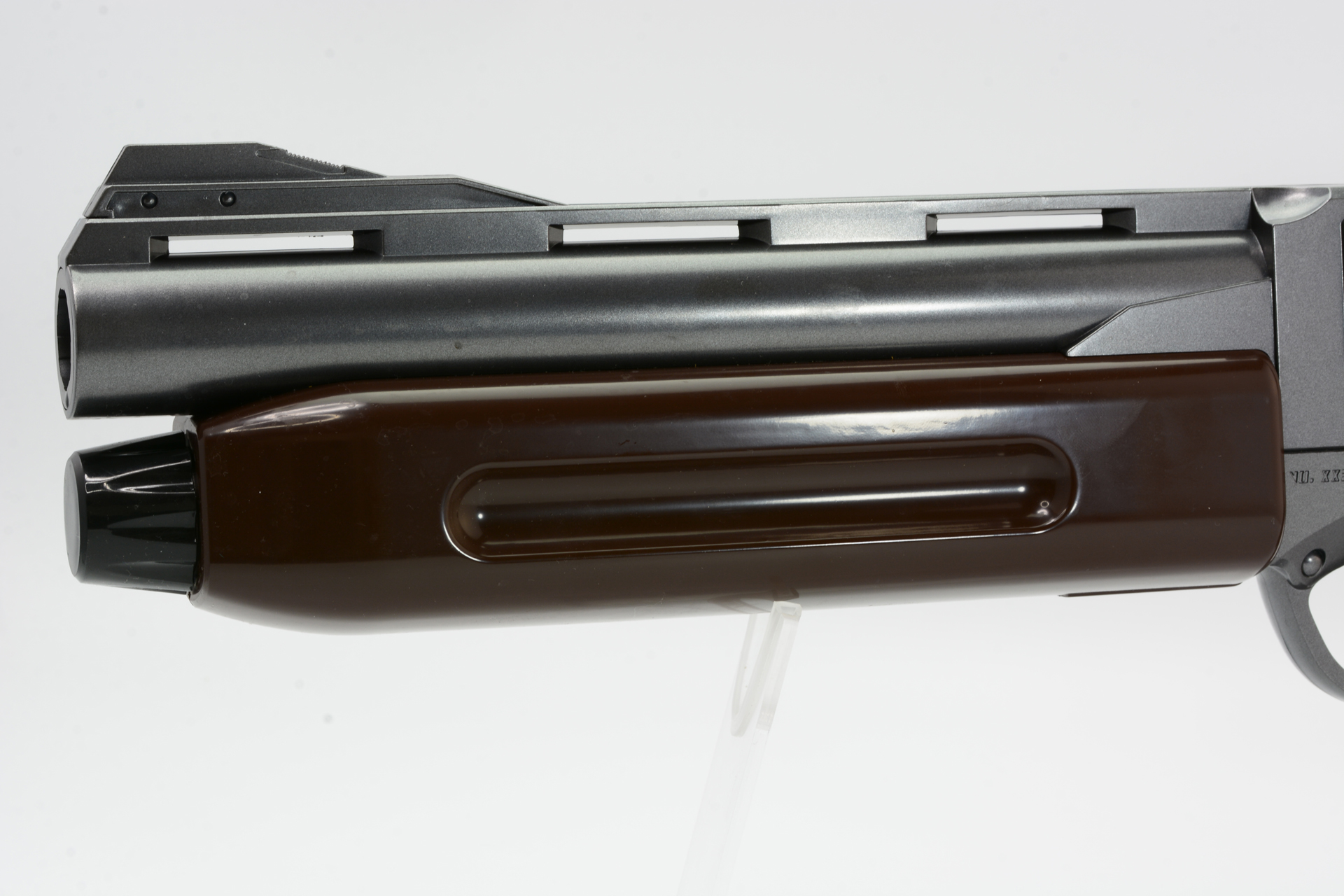 コルトパイソンやオートマグを思わせる銃身上部のベンチレーテッドリブ（放熱板）