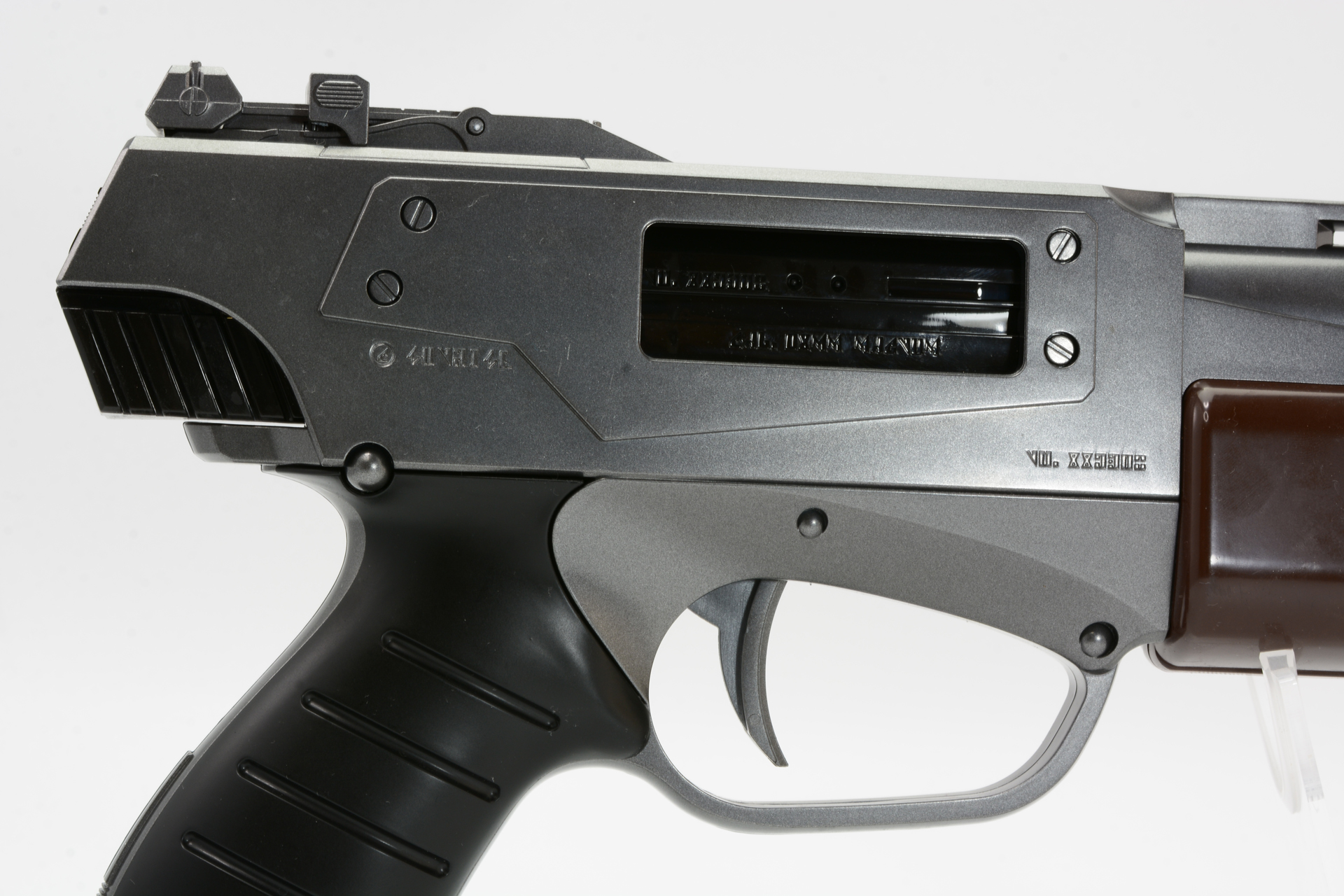 銃身右側に排莢口がある。こちらもショットガンを思わせる大型だ