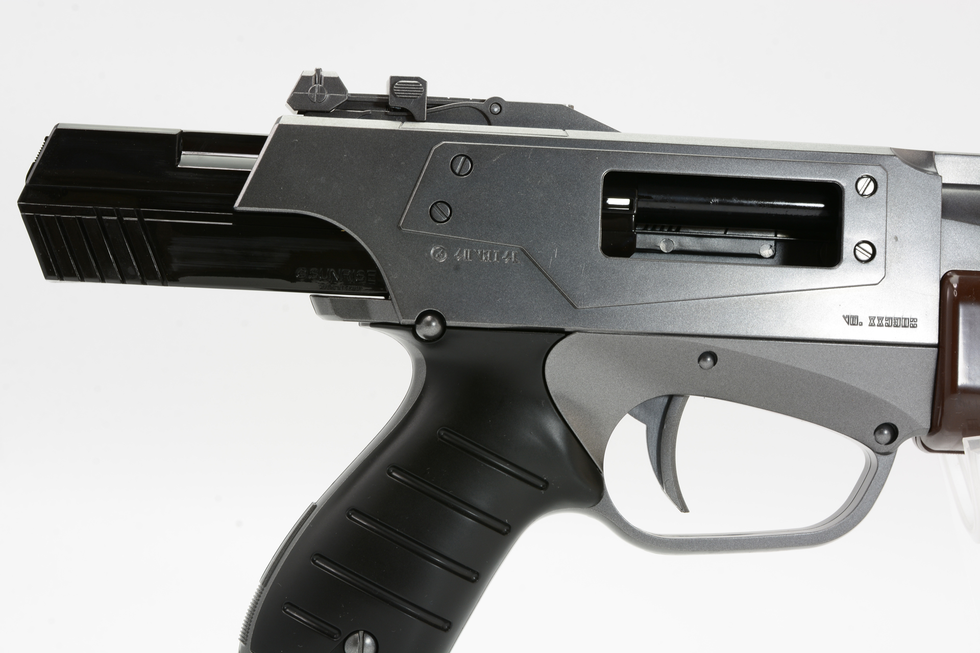 スライドチャンバーを引くことができ、ブローバックした姿を再現できる。水鉄砲としては空気を圧縮するためのアクションだが、「アーマーマグナムのモデルガン」として、このアクションはとてもうれしい