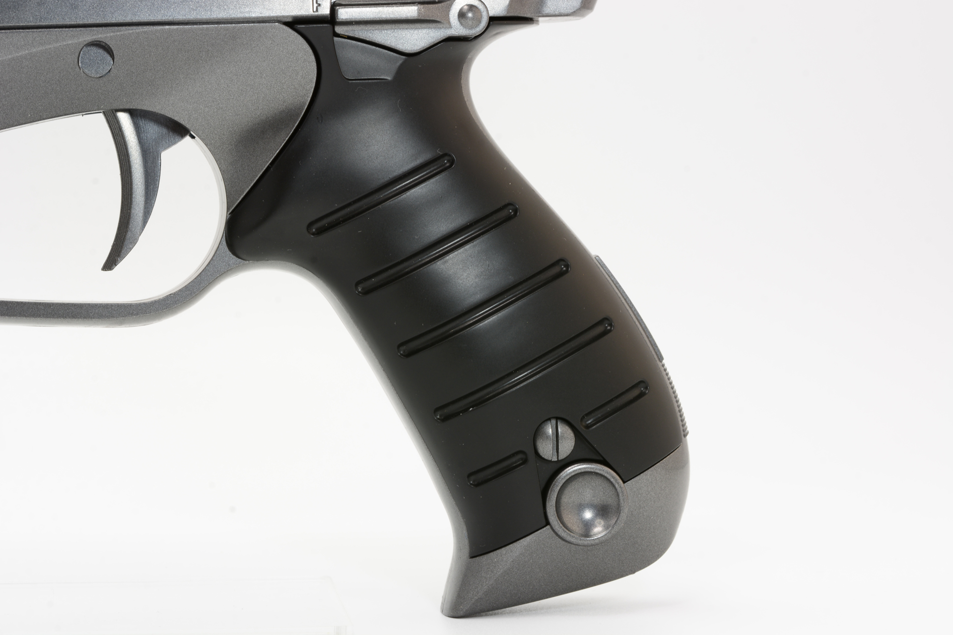 予備弾薬を2発収められるという設定のグリップ