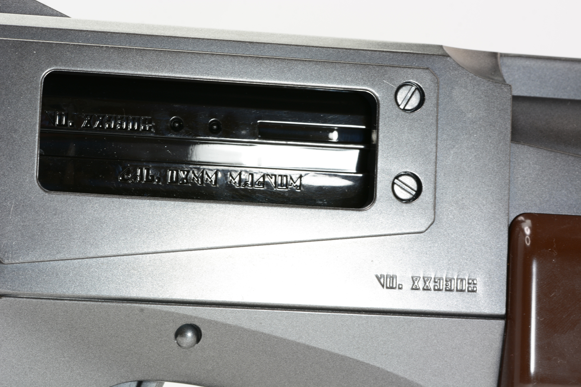 右上のマークの横の文字は「BACCARAT METALL」と書いてある。製造元の「バカラ・メタル社」の刻印なのだ