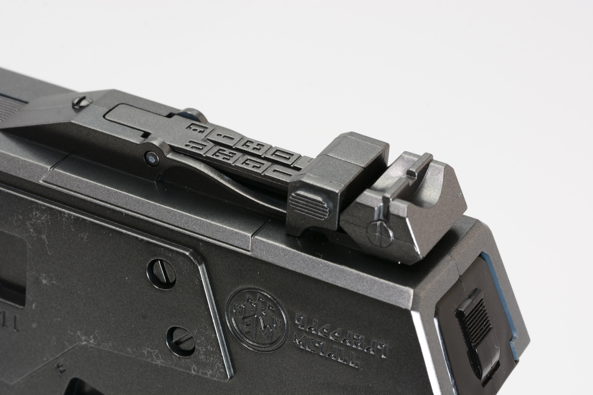 リアサイトはつまみをうごかすことで上に上げていける。"実銃感"を盛り上げてくれる仕掛けだ