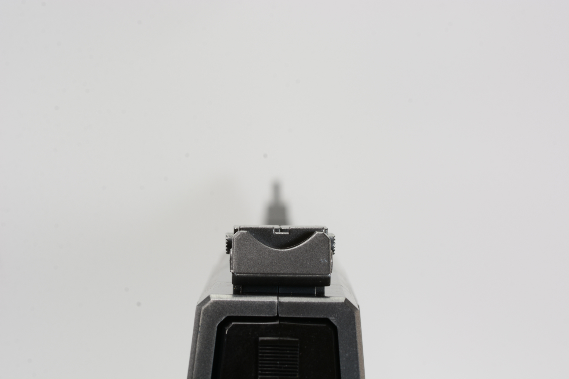 リアサイトはつまみをうごかすことで上に上げていける。"実銃感"を盛り上げてくれる仕掛けだ