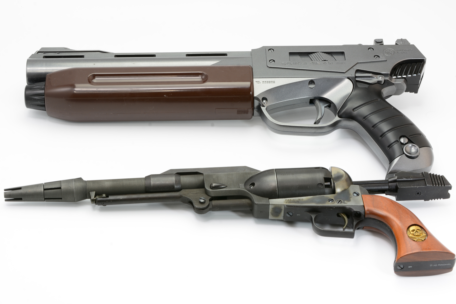 ハートフォードの「戦士の銃」。こちらもかなり大きい。アニメの銃はやはり大型の方がキャラクターとのバランスがとれるかもしれない