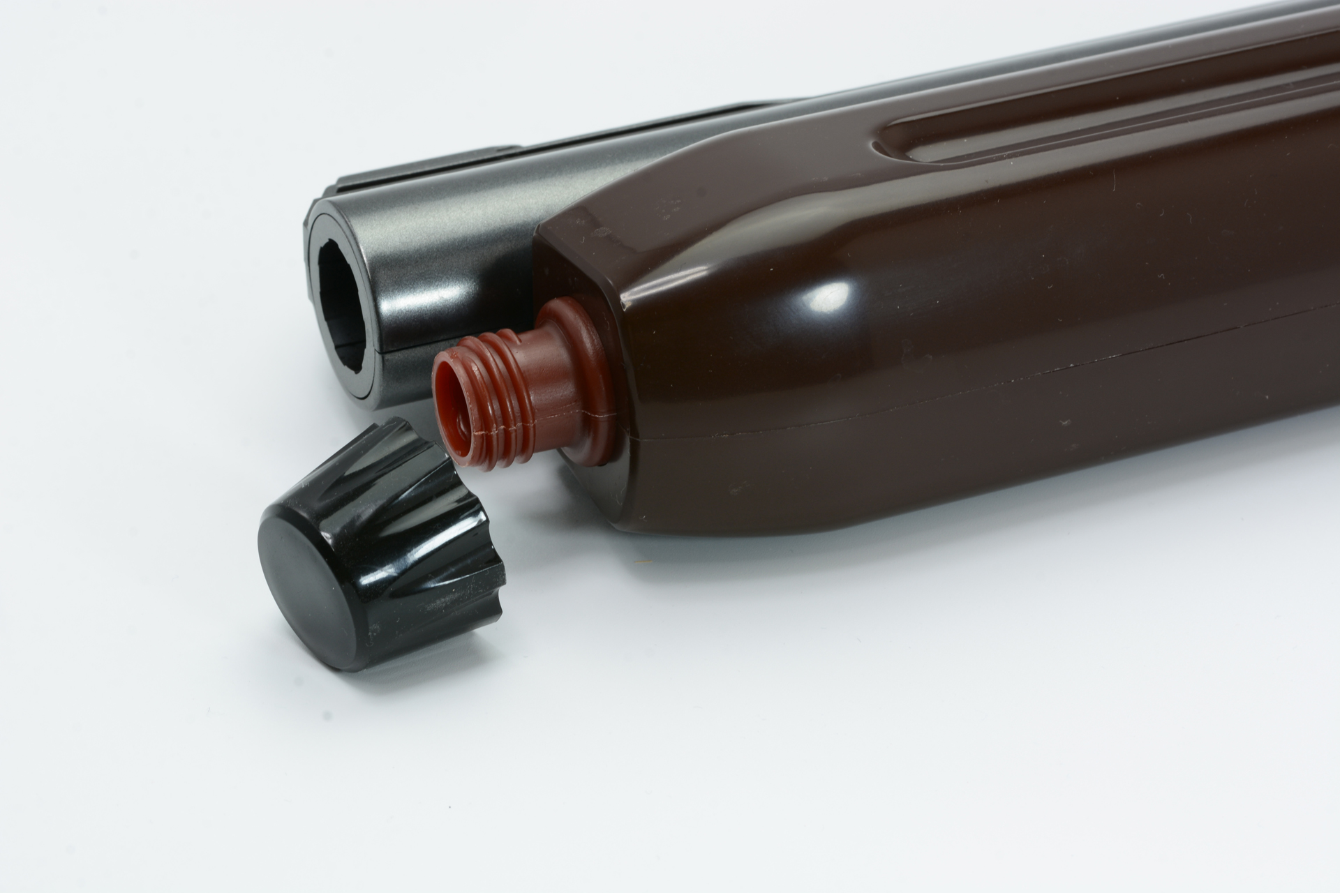 弾倉の先の蓋を回すことで、水鉄砲用の取水口が現われる