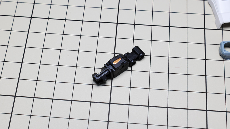 シールでディテールのアクセントを入れます