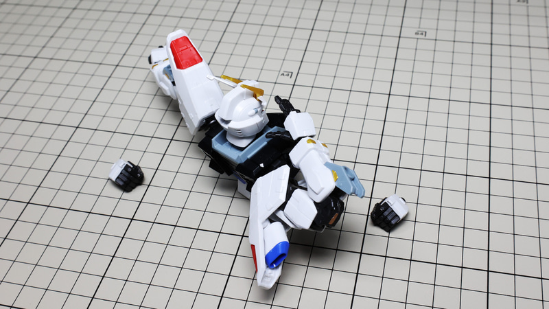 肩のアーマーは外れやすい印象なので注意しながらポージングさせます