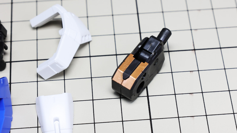 膝関節もシールでディテール追加します