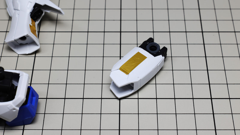 大腿部の表裏にもシールを貼ります